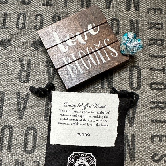 Stunning Daisy puffed heart PYRRYA ring size 9. Sterling silver - Picture 2 of 8